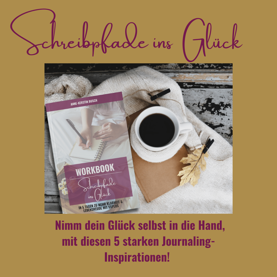 Eine Kaffeetasse, ein Notizbuch, ein Stift und ein Arbeitsbuch mit dem Titel "Schreibpfade ins Glück" sind auf einer kuscheligen Decke mit Herbstblättern angeordnet. Der Text darunter soll zum Schreiben inspirieren.